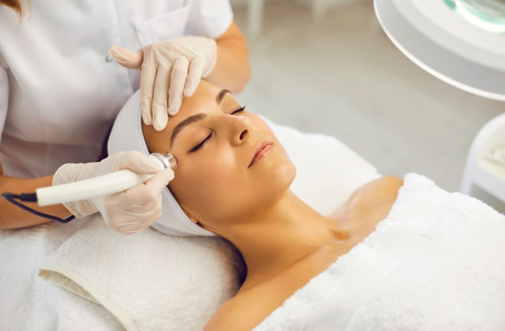 A person has a radiofrequency treatment to manage dry eyes.